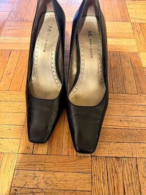 Anne Klein Pointed Toe Pumps in Black US 6M